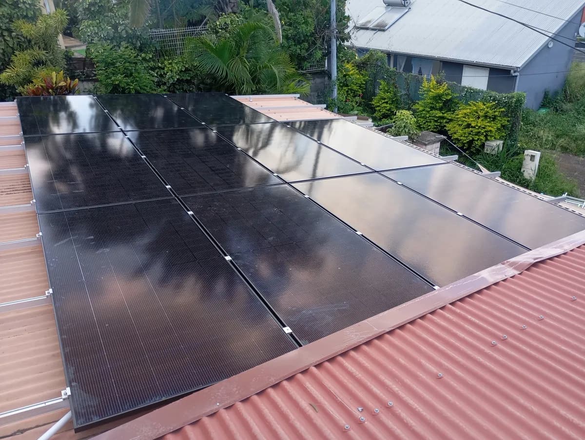 Panneaux solaires toit tôle — La Réunion
