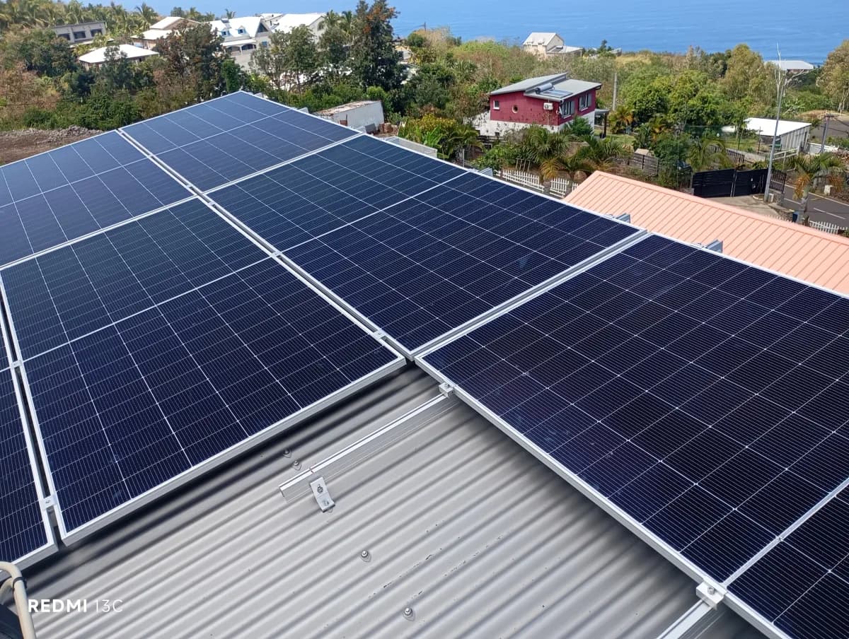 Installation solaire vue mer — La Réunion