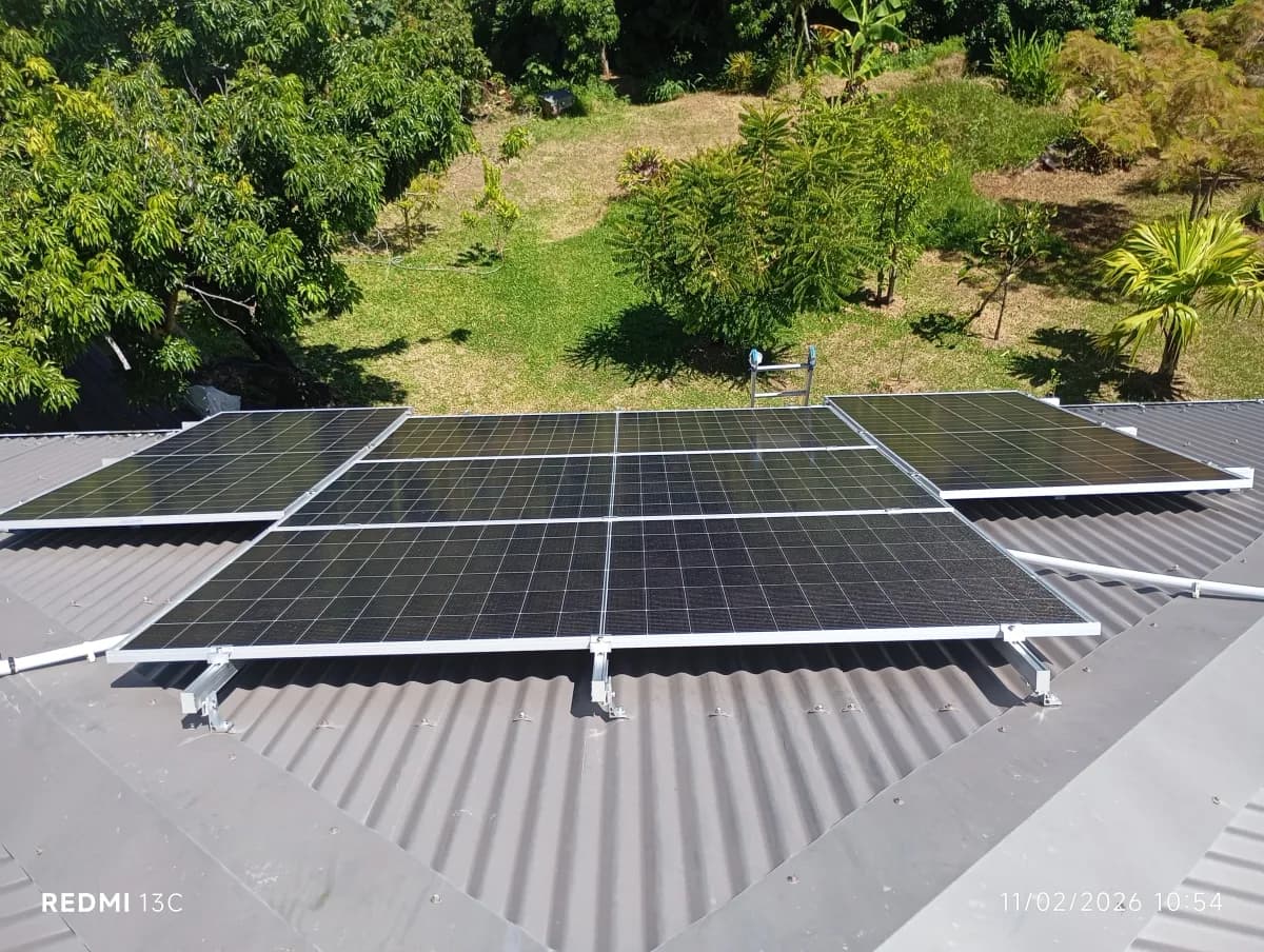 Panneaux solaires sur toit résidentiel avec jardin tropical à La Réunion — installation ECOI